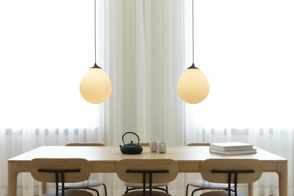 Abat-jour blanc en verre Opale et accroche en noir Around the World - UMAGE