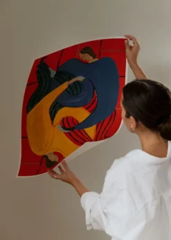 Affiche 100x140cm Hold You Red - The Poster Club