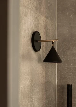 Applique murale en fonte d'aluminium noir et détail en laiton brossé 19cm Cast Sconce - Audo