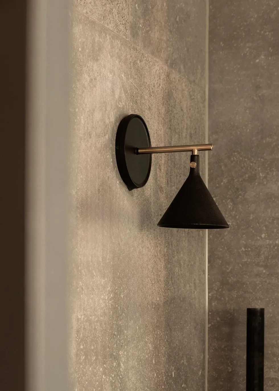 Applique murale en fonte d'aluminium noir et détail en laiton brossé 19cm Cast Sconce - Audo