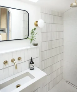 Applique murale pour salle de bain en aluminium finition laiton brossé Lochan - Tala