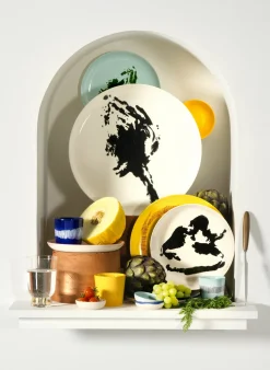Assiette de service blanche avec artichaut noir Feast - Serax