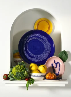 Assiette de service bleu avec motif blanc Feast - Serax