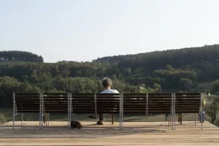 Banc avec accoudoirs en frêne huilé et aluminium 114x52x80cm Traverse - Hay