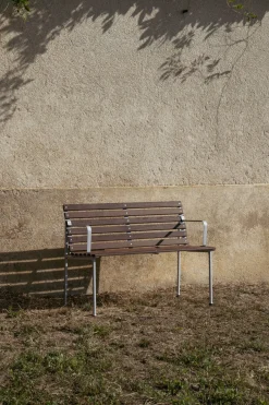 Banc avec accoudoirs en frêne huilé et aluminium 114x52x80cm Traverse - Hay