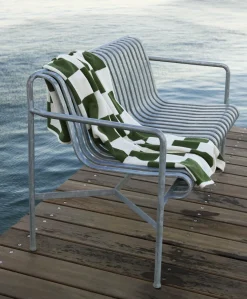 Banc de jardin avec accoudoirs en métal rouge Palissade - HAY