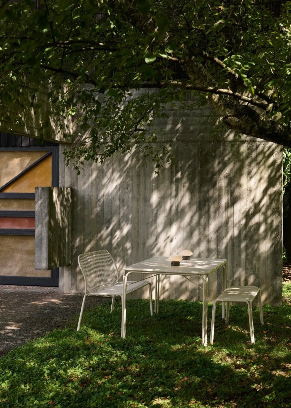 Banc de jardin avec dossier en acier ivoire Thorvald SC111 - &tradition
