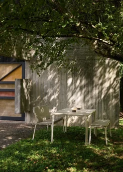 Banc de jardin avec dossier en acier ivoire Thorvald SC111 - &tradition