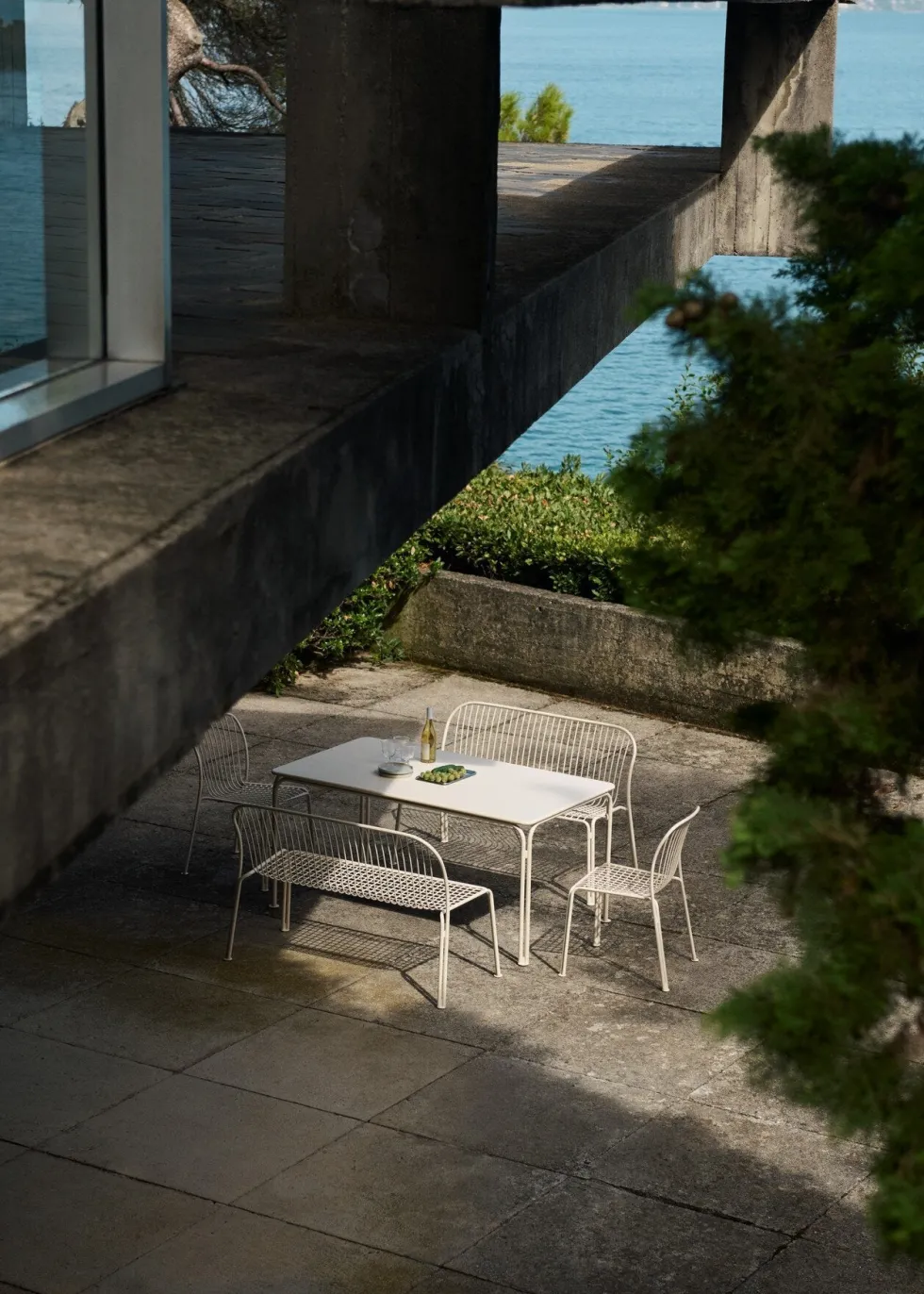 Banc de jardin avec dossier en acier ivoire Thorvald SC111 - &tradition