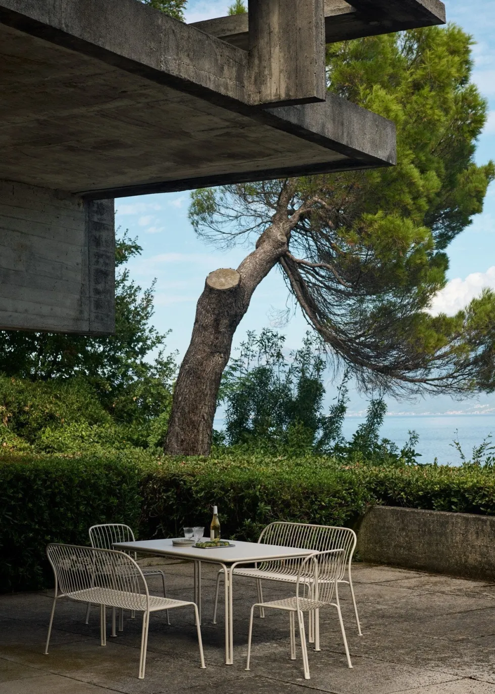 Banc de jardin avec dossier en acier ivoire Thorvald SC111 - &tradition