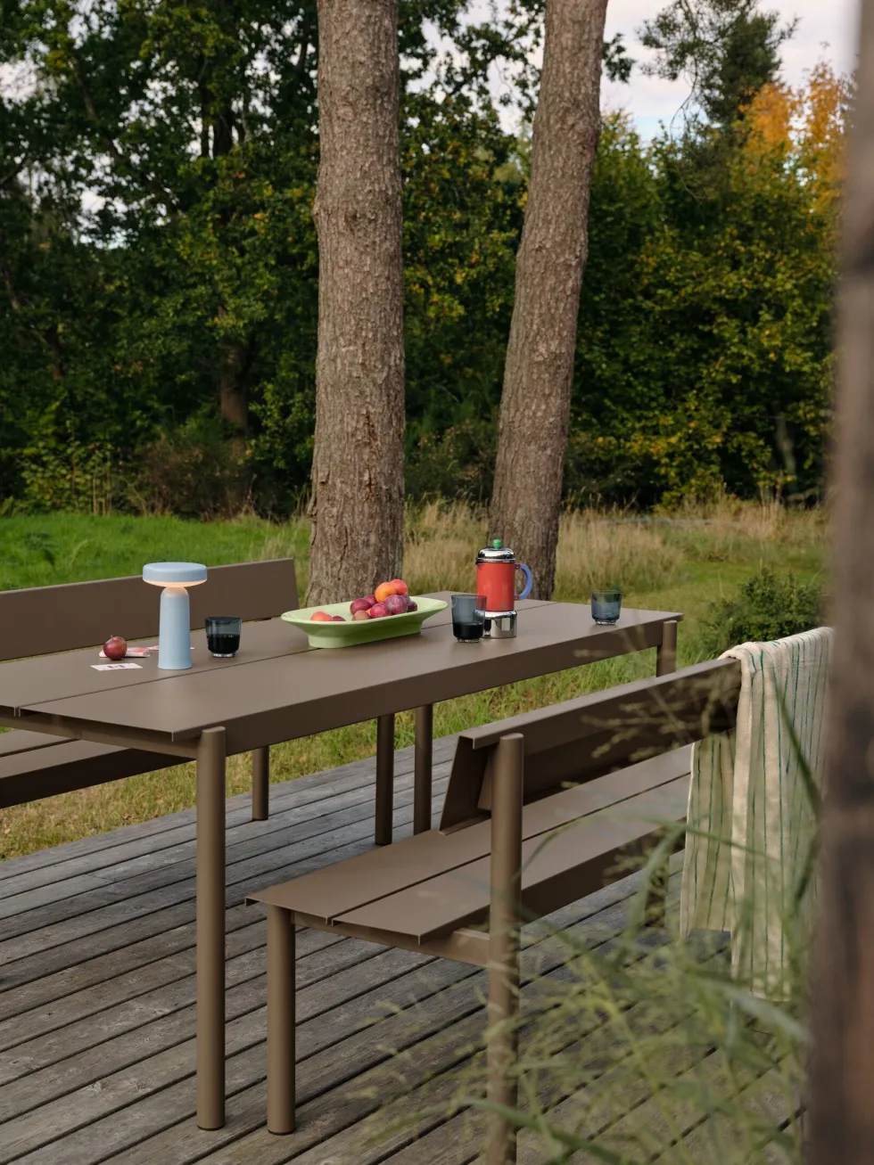 Banc de jardin avec dossier en acier vert foncé 110x34cm Linear - Muuto