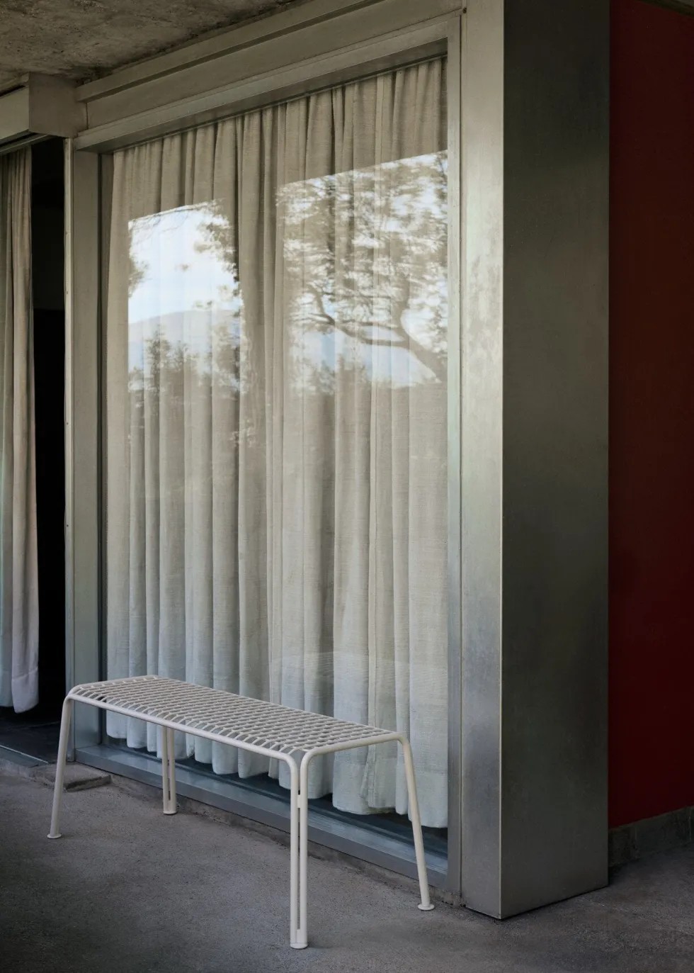 Banc de jardin en acier ivoire Thorvald SC112 - &tradition