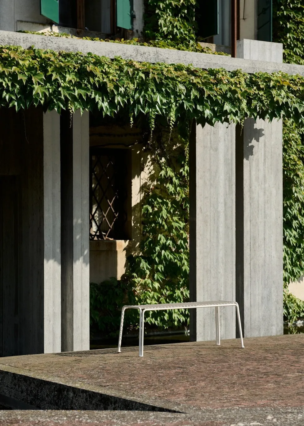 Banc de jardin en acier ivoire Thorvald SC112 - &tradition