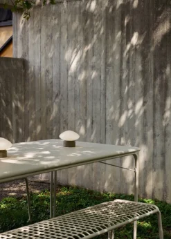 Banc de jardin en acier ivoire Thorvald SC112 - &tradition