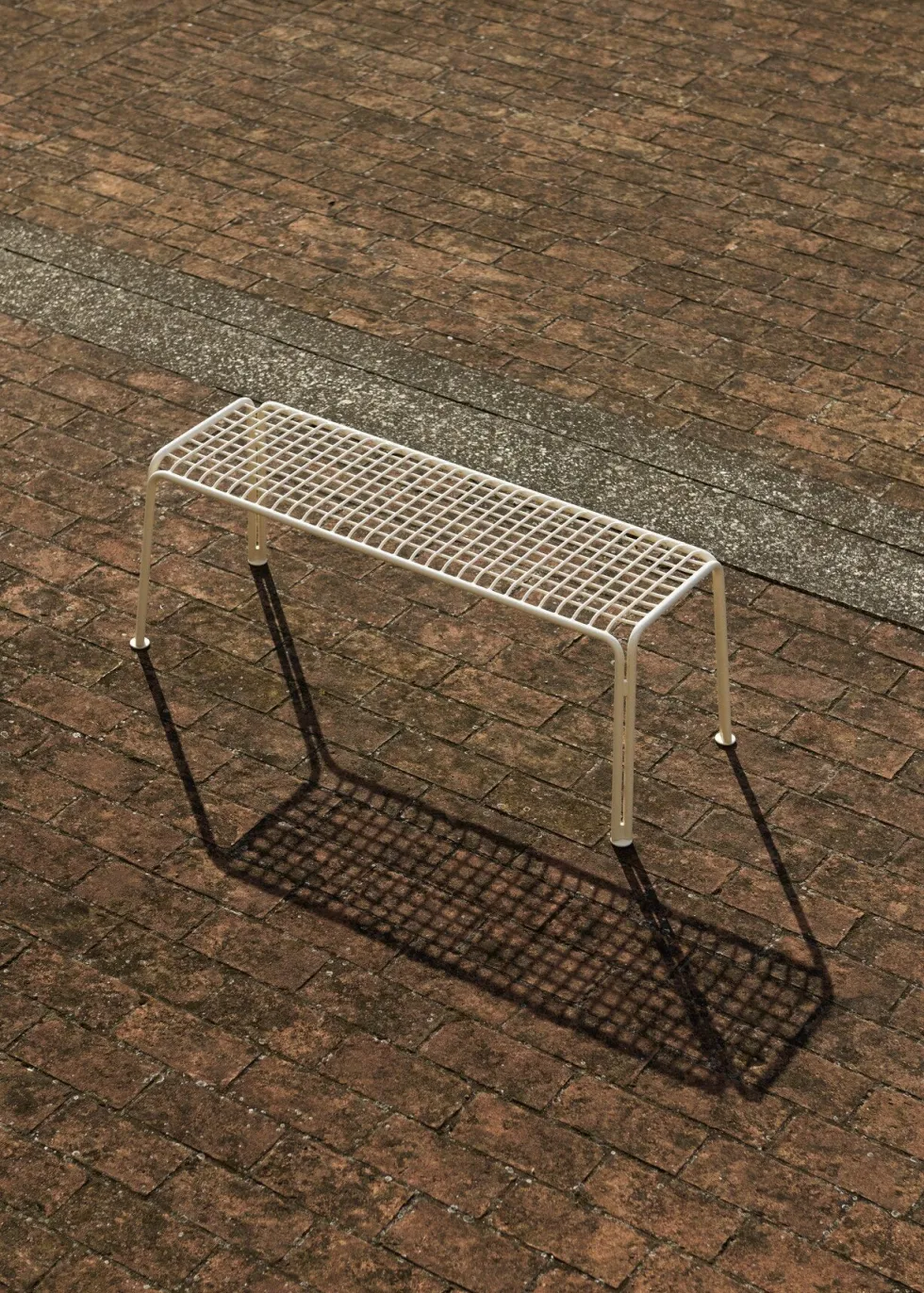 Banc de jardin en acier ivoire Thorvald SC112 - &tradition