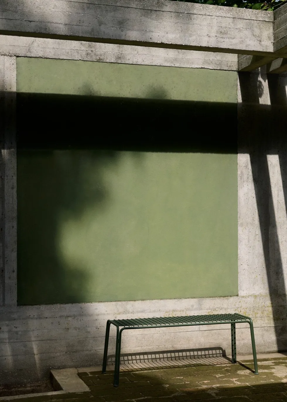 Banc de jardin en acier vert bronze Thorvald SC112 - &tradition
