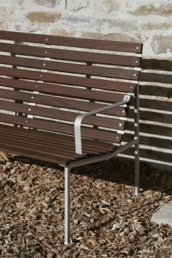 Banc de salon avec accoudoirs en frêne huilé et aluminium 114x70x80cm Traverse - Hay