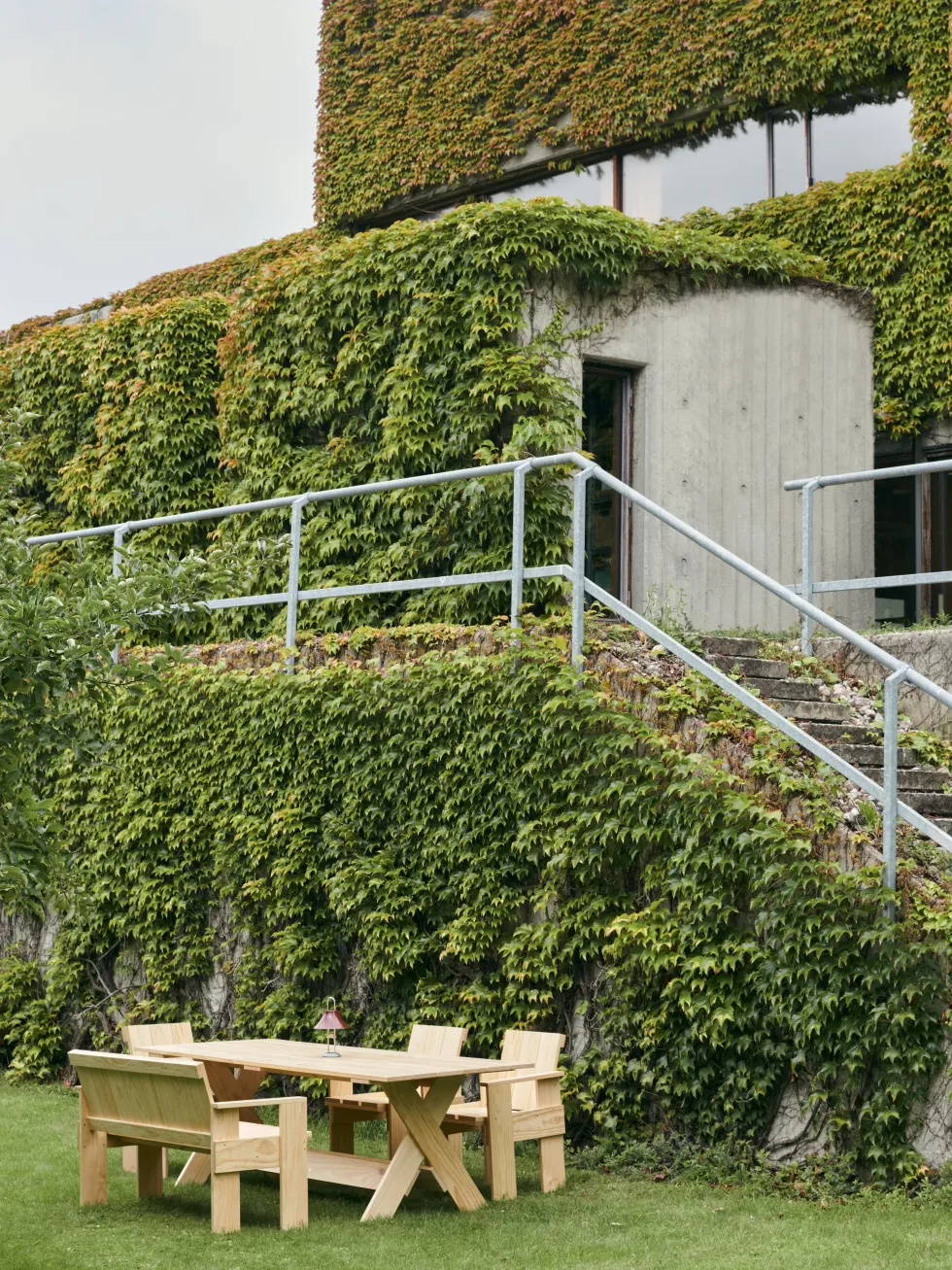 Banc d'extérieur en pin laqué Crate - Hay