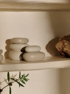 Boite en forme de galet en grès émaillé sable 14cm- Ferm Living