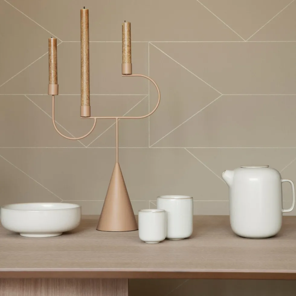 Bougeoir en métal noir Avant - Ferm Living