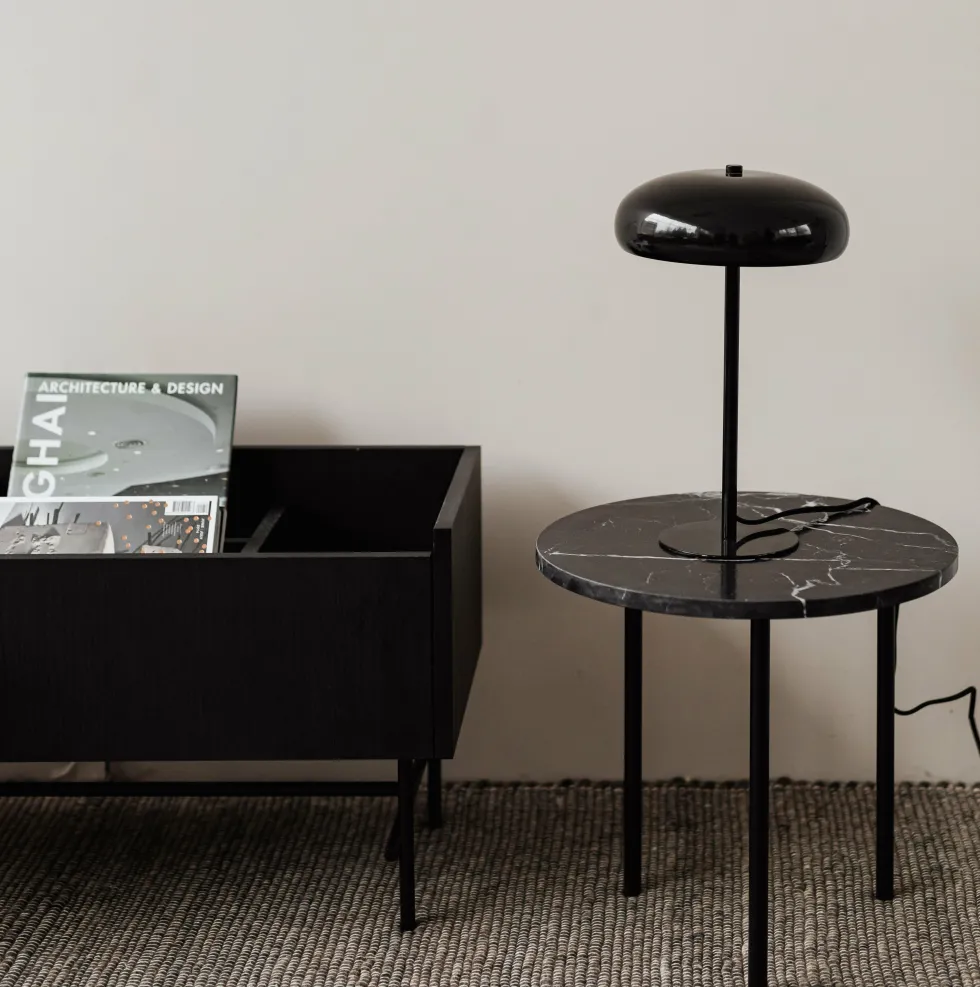 Buffet bas en chêne graphite et marbre blanc broyé Forst - Un’common