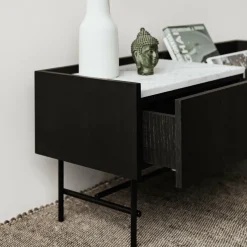 Buffet bas en chêne graphite et marbre blanc broyé Forst - Un’common