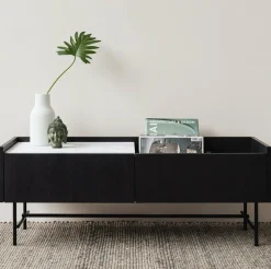 Buffet bas en chêne graphite et marbre blanc broyé Forst - Un’common