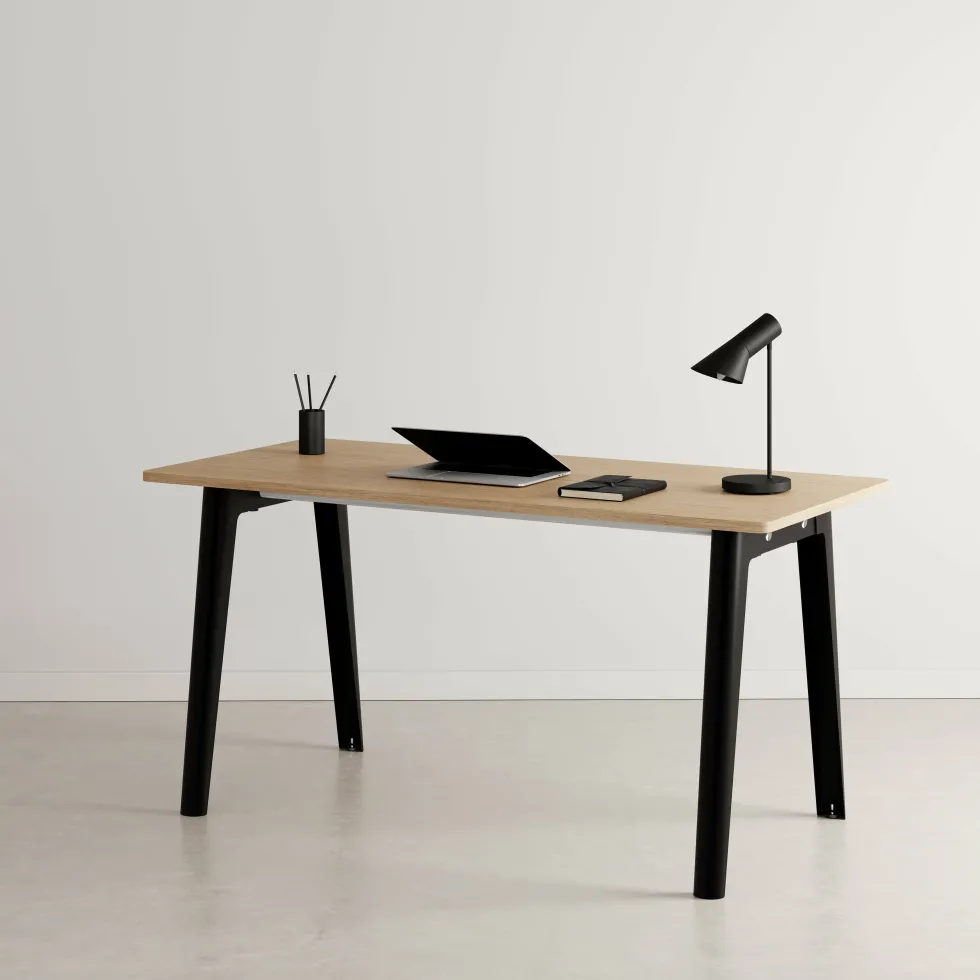 Bureau en chêne éco-certifié 150 x 70 cm piètements noirs New Modern -Tiptoe