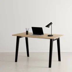 Bureau en chêne éco-certifié 130 x 70 cm piètements noirs New Modern -Tiptoe