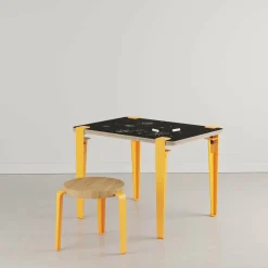 Bureau enfant blanc et jaune ardoise 70 x 50 cm Vice Versa et tabouret chêne jaune Mini Lou - Tiptoe