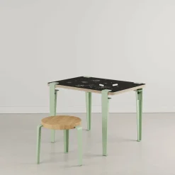Bureau enfant blanc et verte ardoise 70 x 50 cm Vice Versa et tabouret chêne vert Mini Lou - Tiptoe