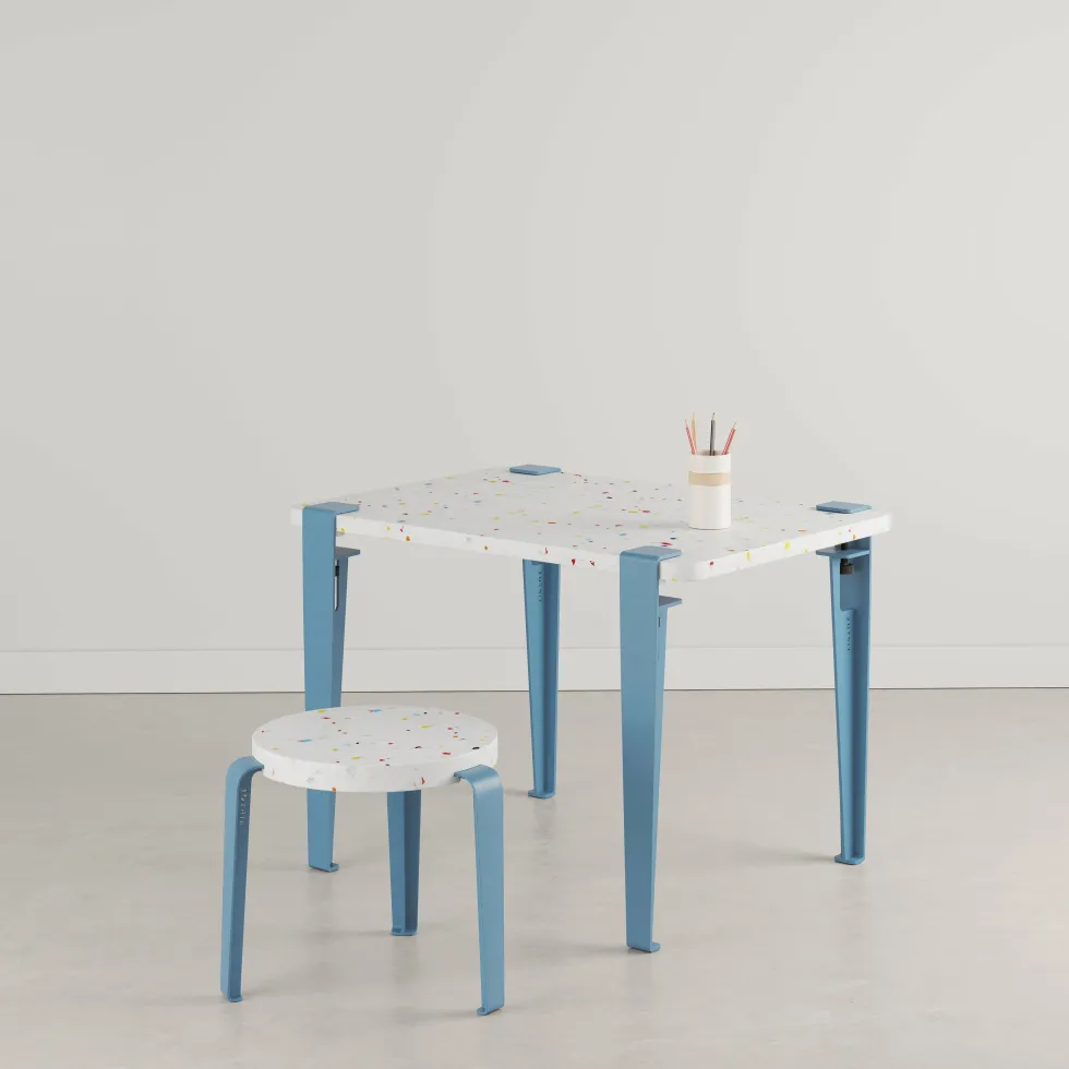 Bureau enfant plastique recyclé 70 x 50 cm bleu Tutti Frutti et tabouret bleu Mini Lou - Tiptoe