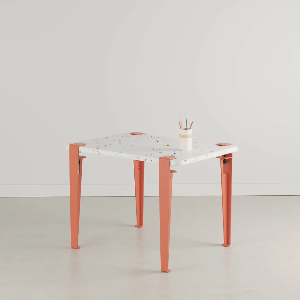 Bureau enfant plastique recyclé 70 x 50 cm rose Tutti Frutti et tabouret rose Mini Lou - Tiptoe