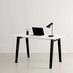 Bureau en plastique recyclé blanc 130 x 70 cm piètements noirs New Modern -Tiptoe