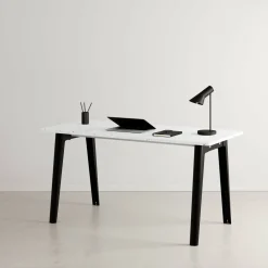 Bureau en plastique recyclé blanc 150 x 70 cm piètements noirs New Modern -Tiptoe