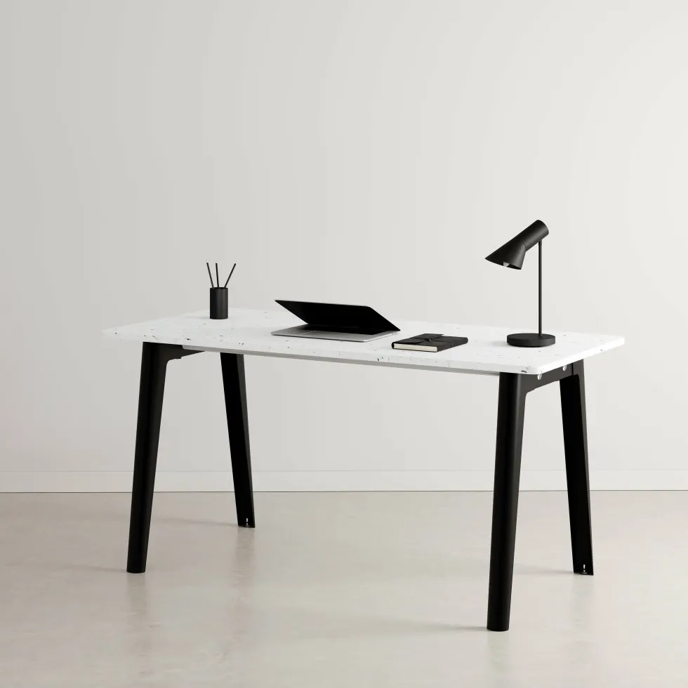 Bureau en plastique recyclé blanc 150 x 70 cm piètements noirs New Modern -Tiptoe