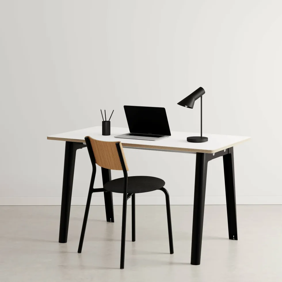 Bureau en stratifié blanc 130 x 70 cm piètements noirs New Modern -Tiptoe