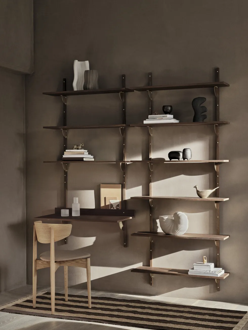 Bureau mural en chêne foncé Sector - Ferm living