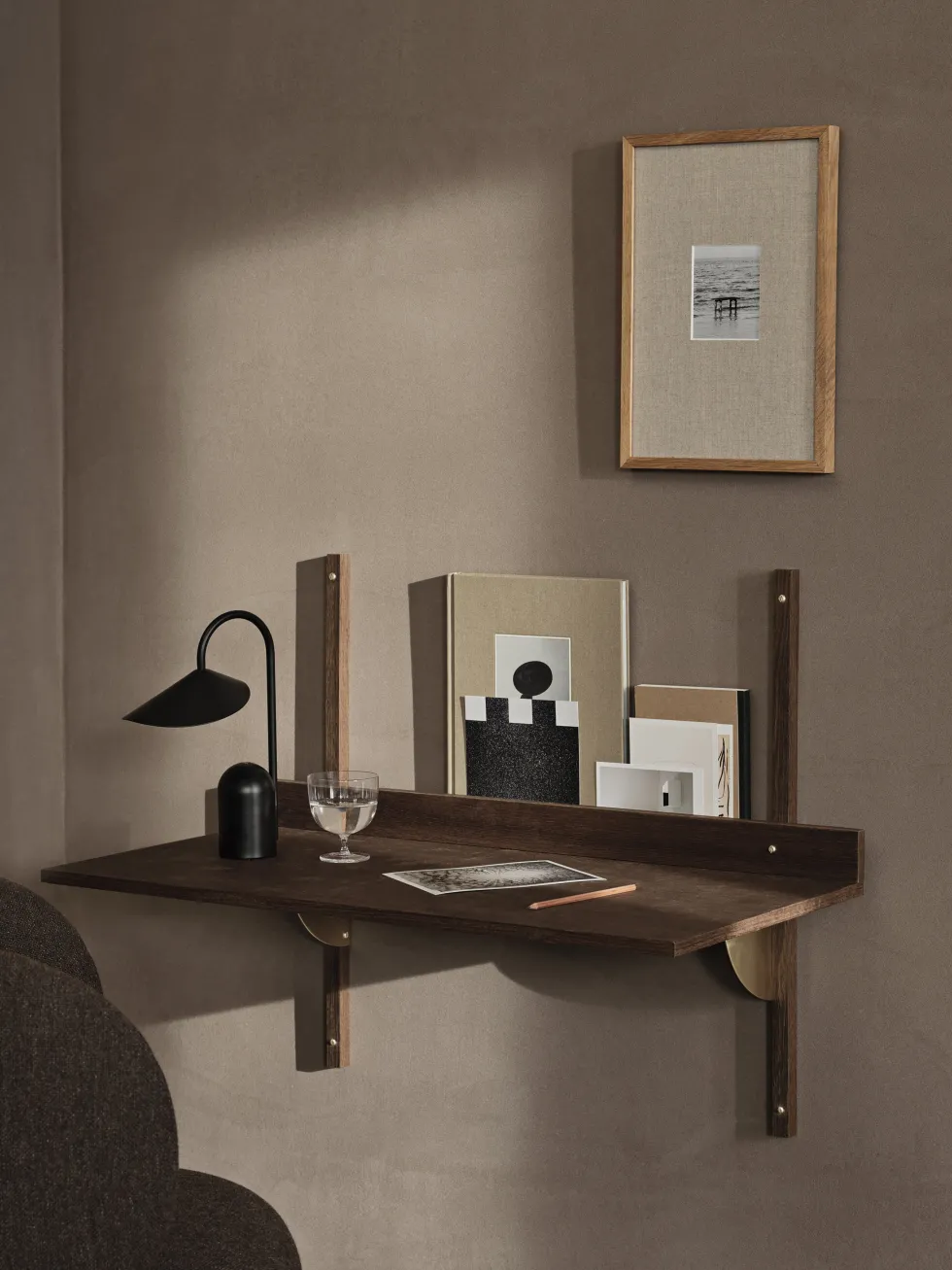 Bureau mural en chêne foncé Sector - Ferm living
