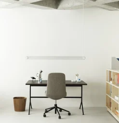 Bureau noir en bois de pin foncé 150 x 75 cm Kip - Normann Copenhagen