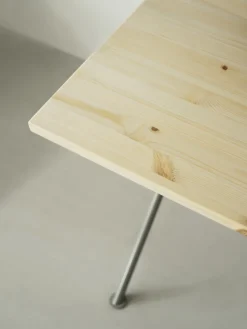 Bureau noir en bois de pin 150 x 75 cm Kip - Normann Copenhagen