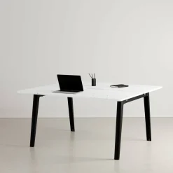 Bureau open-space en plastique recyclé 150 x 140 cm piètements noirs New Modern - Tiptoe