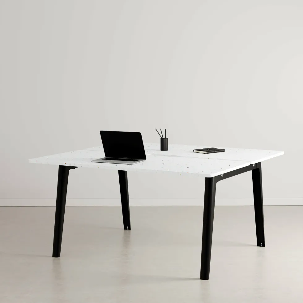 Bureau open-space en plastique recyclé 150 x 140 cm piètements noirs New Modern - Tiptoe
