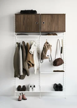 Caisson en bois beige avec porte battante - String furniture