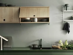 Caisson en bois noir avec porte rabattable - String furniture