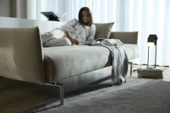 Canapé convertible avec accoudoirs pieds silver et avella sand 125-200cm Jillis - Innovation Living