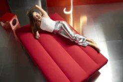 Canapé convertible avec accoudoirs pieds silver et elegance red 125-200cm Jillis - Innovation Living