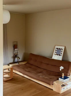 Canapé convertible avec rangement en pin et matelas mocca 244x110x72 cm Base - Karup Design