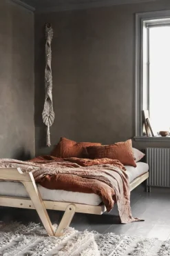 Canapé convertible en pin foncé avec son matelas futon mellow brown Grab - Karup Design