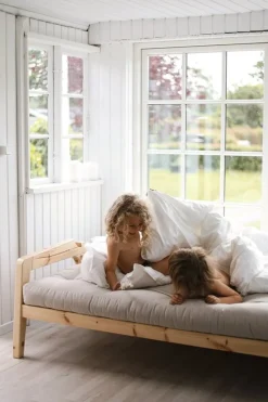 Canapé convertible en pin foncé avec son matelas futon mellow brown Grab - Karup Design